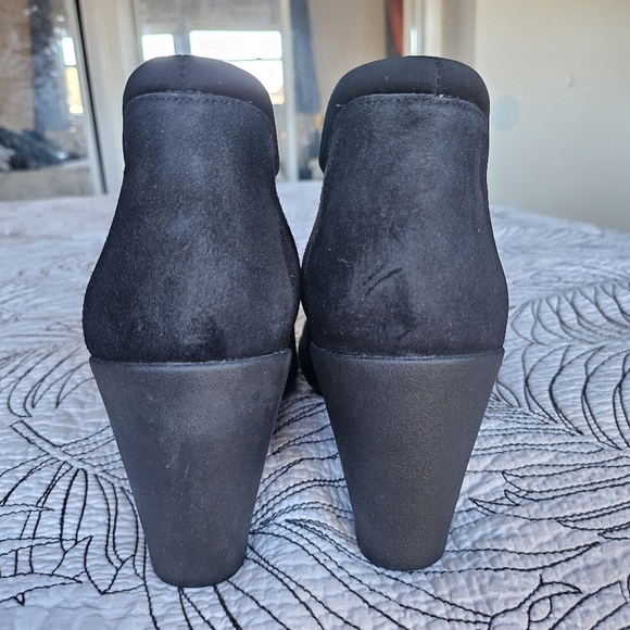 EUC Clarks Artisan Adya Bella Suede Black Slip-on Ankle Bootie Heels Black 10 - Picture 8 of 13